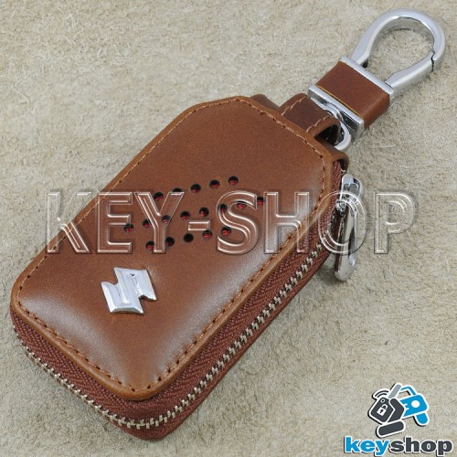 Ключница карманная (кожаная, коричневая, с карабином, на молнии, с кольцом), логотип авто Suzuki (Сузуки)